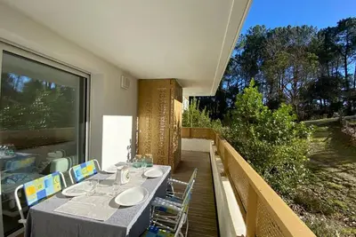 Image de Appartement cosy et boisé, 6 pers. proche centre Capbreton avec terrasse, parking et accès Pmr partiel