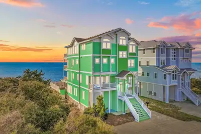 Image de Premier Soundfront Dog Friendly Oasis w/ Pool, Hot Tub, Elevator, and Much More!