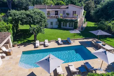 Image de 300m des plages : Magnifique villa à Gassin, Vue Mer, piscine et jardin arboré