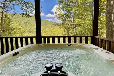 Image de Stunning Mtn View Retreat w/ Kids' Treehouse, Hot Tub, Video Wall & Pool Table.