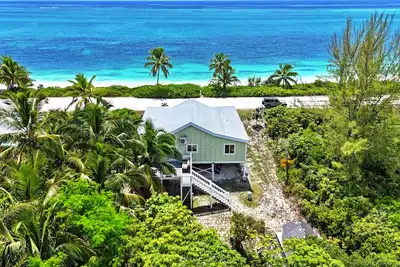 Image de Three Palms Beach Retreat - Entire beachfront home in Bahama Palm Shores