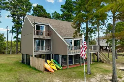 Image de Secluded Waterfront Oasis with dock, hot tub, and amazing views