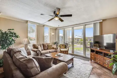 Image de Dp 202a - 2 Br on the Harbor with short walk to the beach