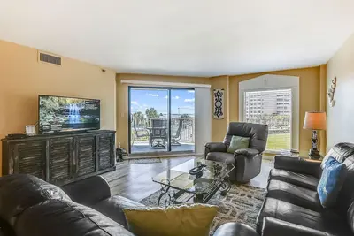 Image de Ir 213 is a beautifully updated Gulfview 2 Br with amazing rates - Sleeps 8