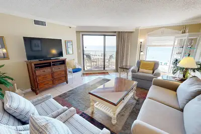 Image de Ir 305 is a beautifully updated Gulf front 2 Br
