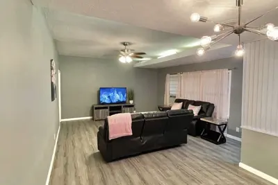 Image de Relax with your family in this newly renovated home away from home.