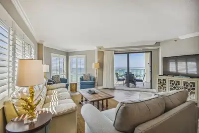 Image de Ir 408 is a 3 Br with an extra bunk room and is not only gulf front