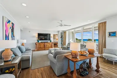Image de Oceania 201 - Rare 3 Br End unit with large balcony on the beach