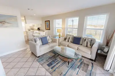 Image de Poolside Villas 101 is a ground floor 2 Br with easy access to pool and jetties