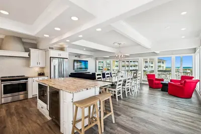 Image de Stunning Gulf Front 3 Br - steps away from the beach - completely renovated