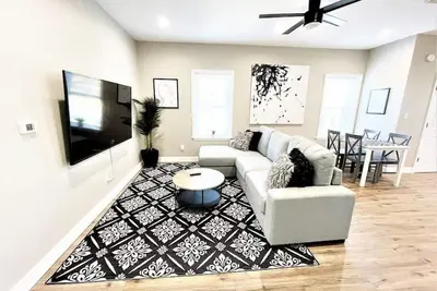 Image de Modern Loft with Skyline Views - King & Queen Beds, Close to Downtown!