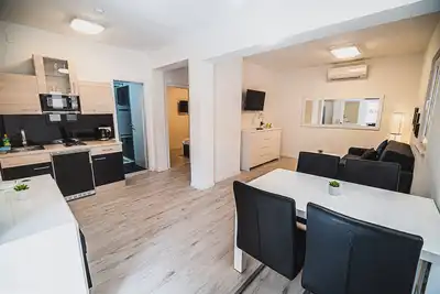 Image de Downtown Park Apartment with Balcony 5