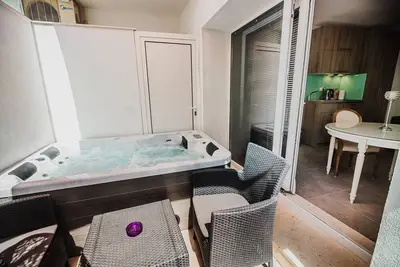 Image de 2 Apartment with Balcony - Downtown Luxury Apartments with Hot Tub