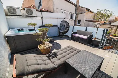 Image de 1 Duplex Apartment with Balcony and Terrace - Downtown Luxury Apartments with Hot Tub