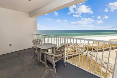 Image de Shoreline Towers 1063 - 2 Br Gulf view unit sits beachside