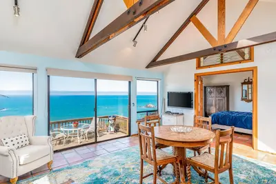 Image de Dog-friendly, ocean-view cottage with private hot tub, deck, & free Ev charger
