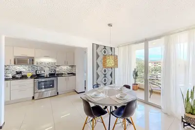 Image de 6th-floor apt near beach with pool views, outdoor pool, balcony, streaming, W/D