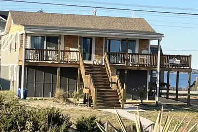Image de Beautiful cottage w/ocean views - steps away from the beach! Dog Friendly!