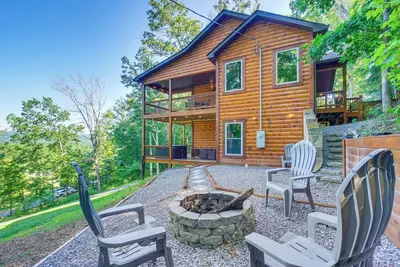 Image de Sevierville Family Cabin: Hot Tub & Game Room!