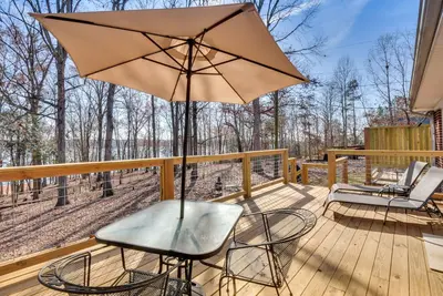 Image de Lake Hartwell Retreat w/ Deck & Private Dock!
