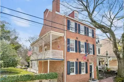 Image de Spacious historic home downtown Annapolis Main St. Book for Commissioning Week!