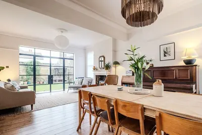 Image de Spacious Edwardian 5-bed House, steps from Beach
