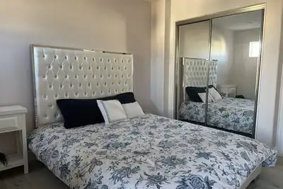 Image de Bedroom and bathroom in a quiet townhouse.