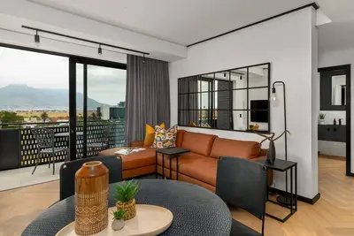 Image de Comfort and Style With Stunning Table Mountain View