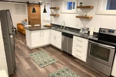 Image de Clean Modern Downtown Apartment- All New Rear Unit