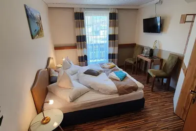 Image de Kleines Doppelzimmer Alleeblick mit Balkon - Gästehaus Bärwald