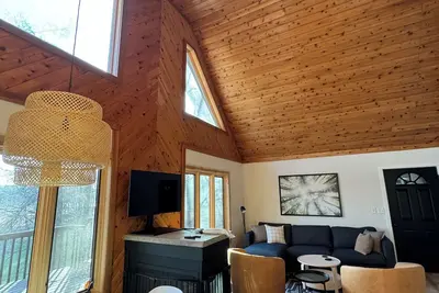 Image de Relaxing Lakefront Gem: Cozy Cabin, Hot Tub & Private Natural Shoreline Sleeps 8