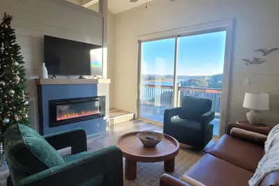 Image de Lake-view dog-friendly cabin with Ping-Pong table & free attraction tickets