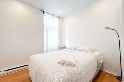 Image de Spacious 4 bedroom with private parking downtown by waterway