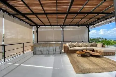 Image de A Luxurious 4 bedroom with Big Screen