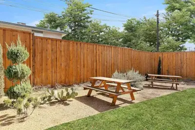 Heated Salt Water Pool - Vaulted Ceilings - Modern