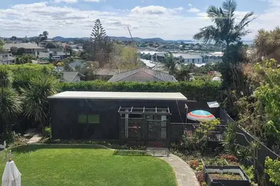 Image de Red Beach Garden Cottage: Where cozy meets convenience!