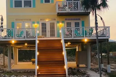 Image de Oceanfront brand new home with large deck and Bbq. Steps away from sandy beach!