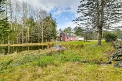 Image de Fire Pit & On-Site Pond: Wooded Walton Home!
