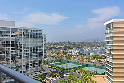 Image de City & Mountain views from the beach in this 1 bed\/1 bath beautiful condo!