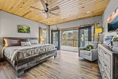Image de Enjoy Rustic Elegance at this Top Rated Cabin ♥Stunning Views, Hot Tub, Fire Pit