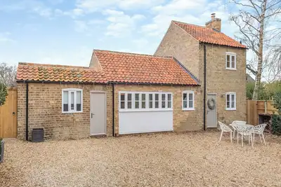 Image de Nestled in Howell, this opulent cottage seamlessly blends rural tranquility with modern indulgence.