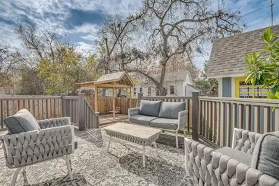 Image de Brenham Rental w/ Deck & Yard < 1 Mi to Downtown!