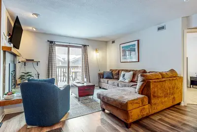 Image de Ski-in/ski-out condo with mountain view, private balcony, & fireplace