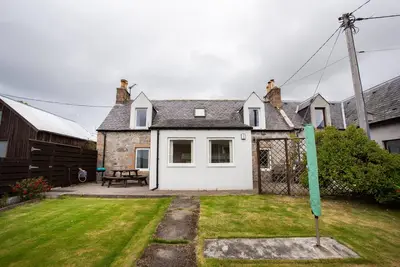 Image de This charming cottage boasts three spacious bedrooms: two on the second floor and one on the first f
