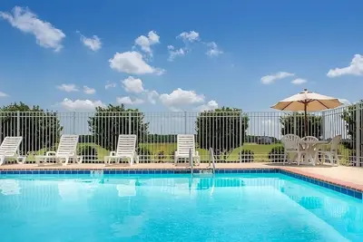 Image de Experience Comfort in Bunkie! 3 Units Perfect for Groups, Outdoor Pool!