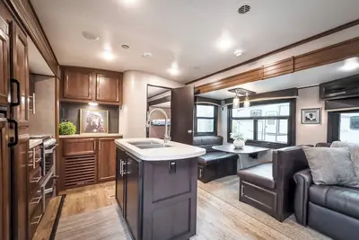 Image de Rv 1      Hill Top with amazing Lake Views   c/w  Queen Bed and Bunks