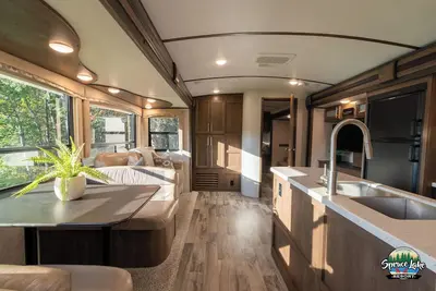 Image de Rv  2    Enjoy Lake Sunsets w/ 38' Bunkhouse at the Beach