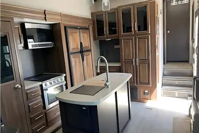 Image de Rv 5   Rustic Charm w/ Queen Bed with Forest Background