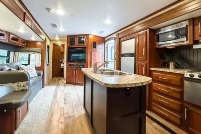 Image de Rv 6    Spacious Bunkhouse w/ Gaming Chairs w/ Privacy