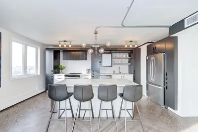 Image de The Cosmopolitan | Penthouse | Ug Parking | Downtown | Private Rooftop Patio